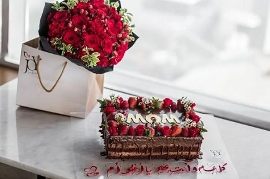 بالون كيك بالشوكولاتة إلى أمي - بوكيه أحمر
