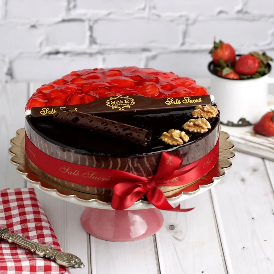 Duo Choco Fudge/Strawberry Cake