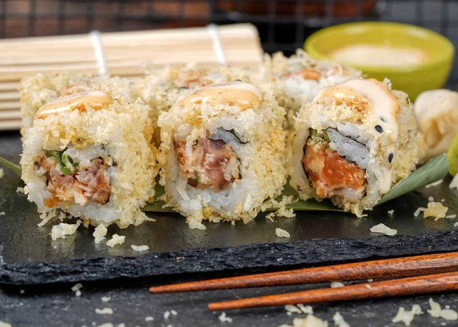 SPICY SALMON AVOCADO MAKI