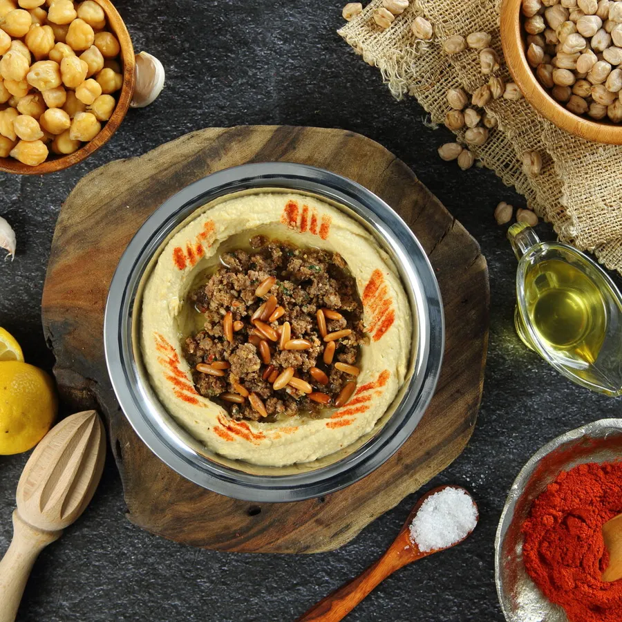 Hummus with meat and pine nuts