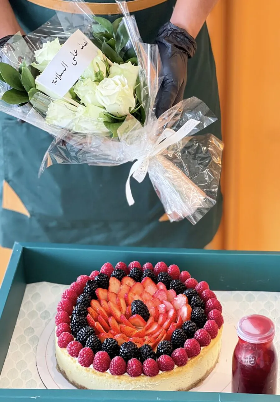 Cheese Cake With Bouquet
