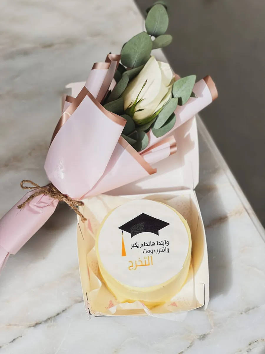 Mini Cake With Bouquet 1