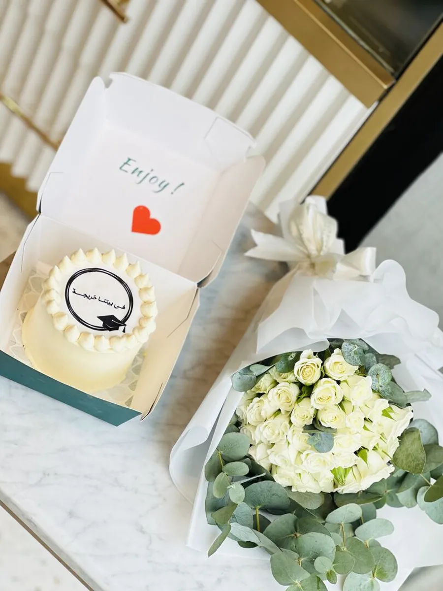 Graduation Mini Cake with Bouquet