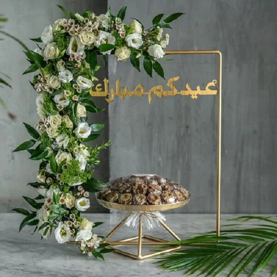 GOLD STAND - WHITE FLOWERS