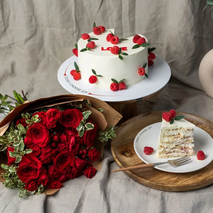 White Raspberry Cake - Red Bouquet