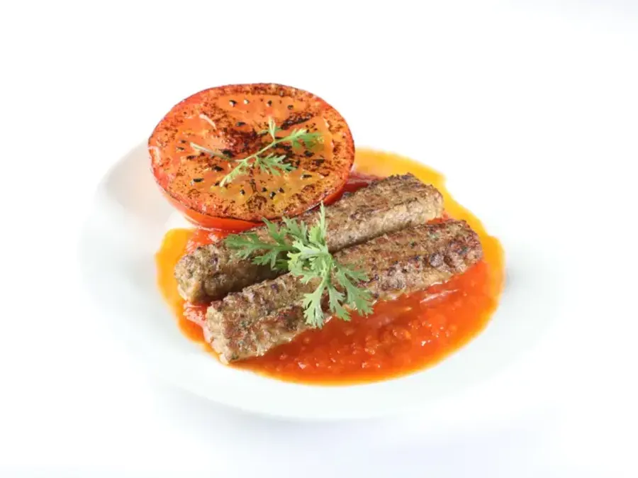كباب عراقي وطماطم مشوية