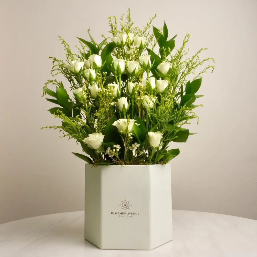 White Box with White baby rose flowers B 10