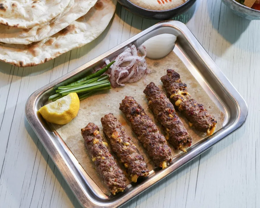 كباب مشوي مع جبن