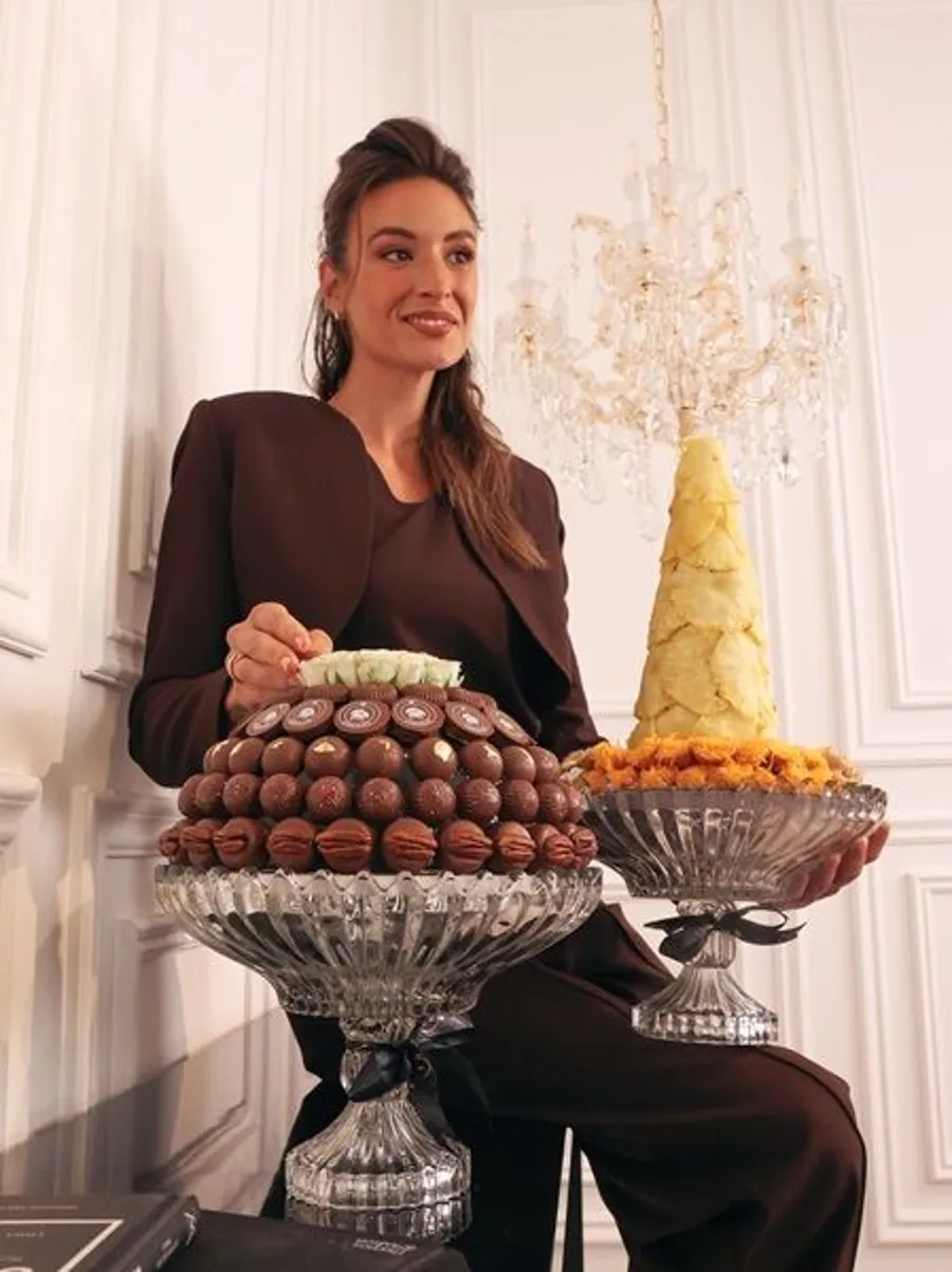 Crystal chocolate tray with roses and pineapple pyramids (F1)