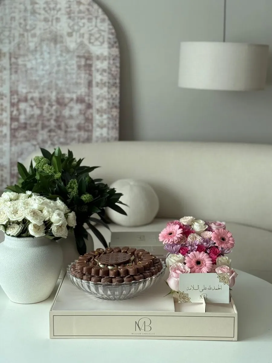 Chocolate tray with natural roses(W)