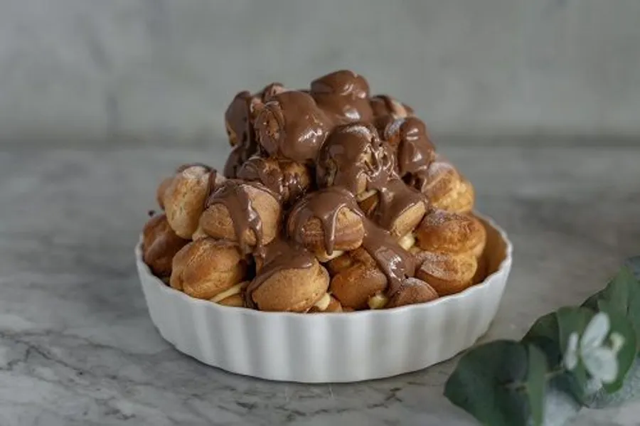CUSTARD PROFITEROLES