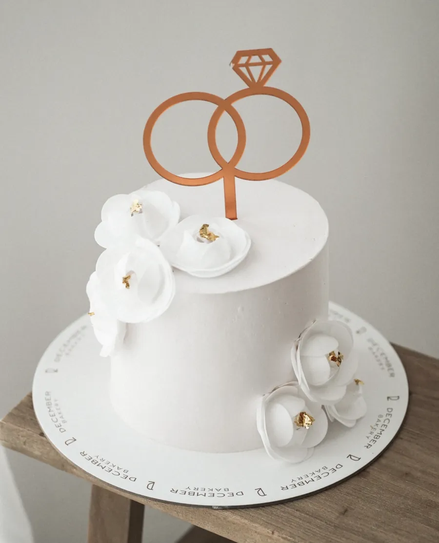 Flora Cake w/ Waffer Flower & Gold Ring 6inch
