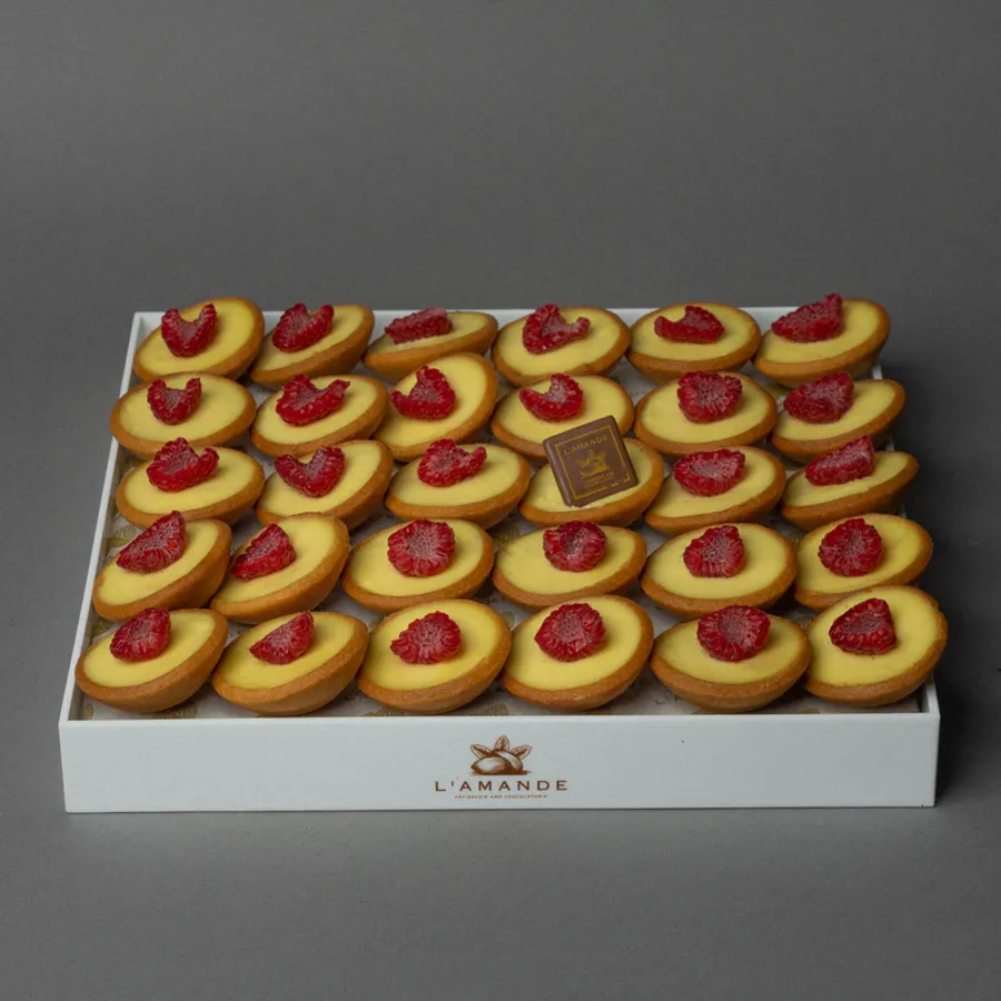 mini raspberry tart