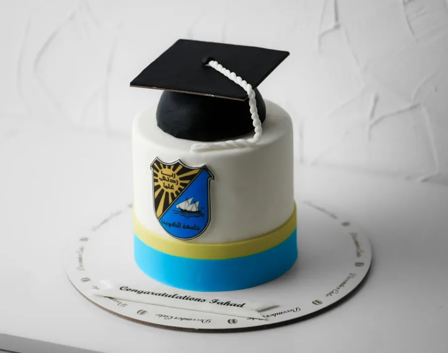 College graduation cake 6inch mix chocolate vanilla