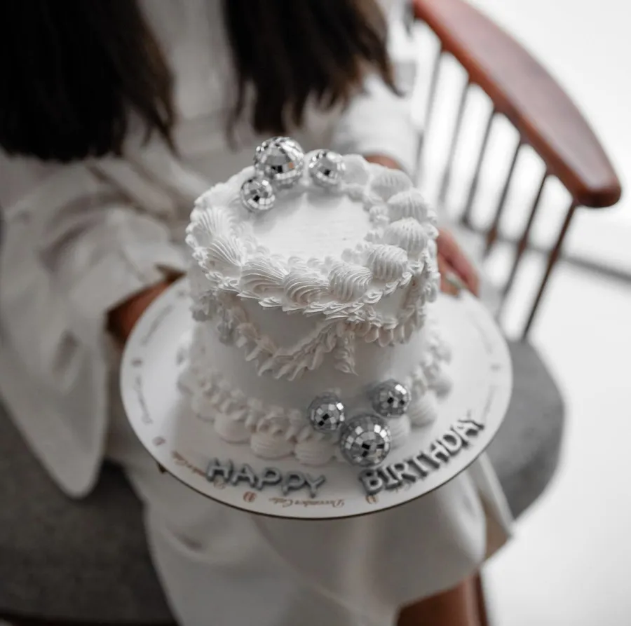White cream disco cake 6inch mix chocolate vanilla