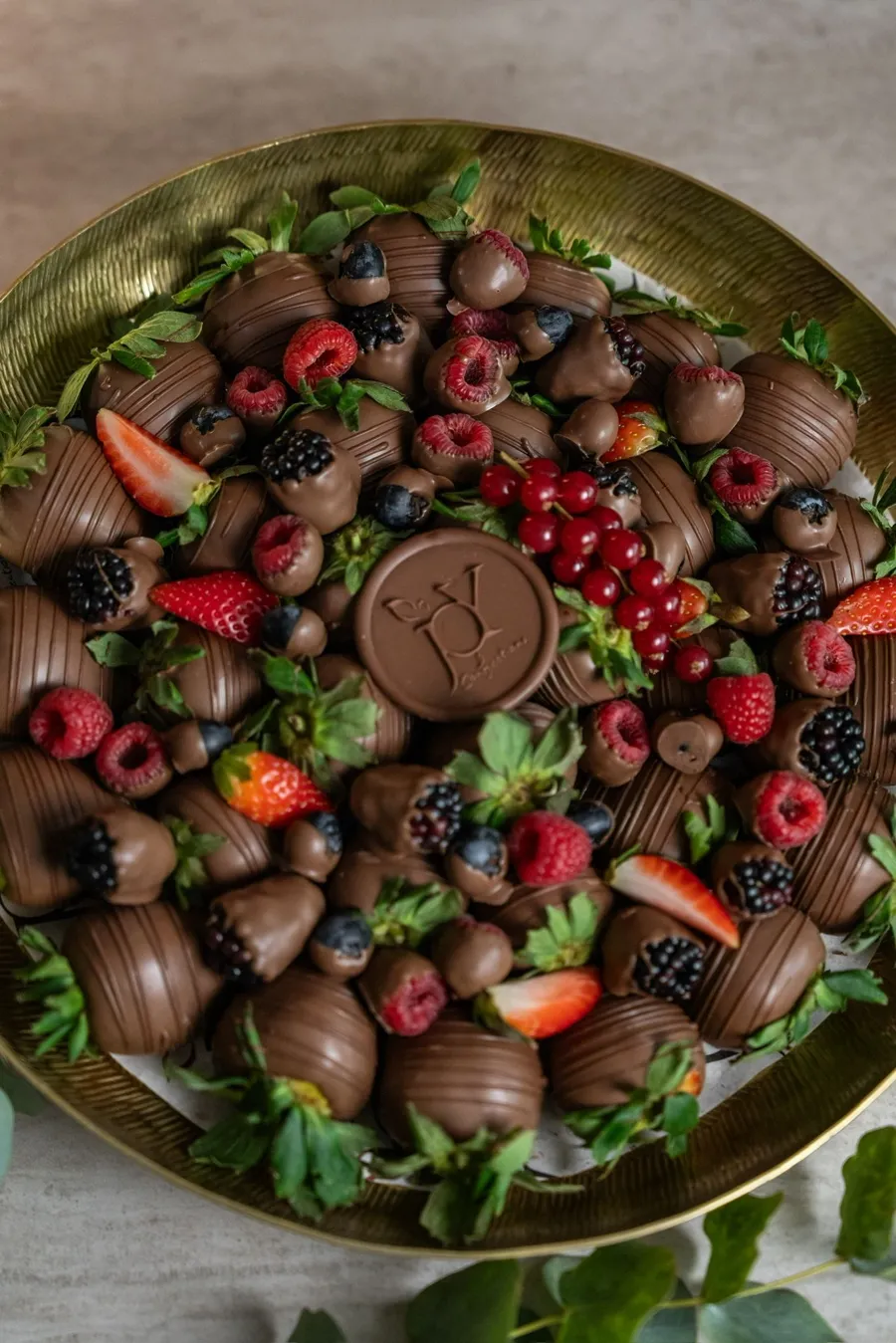 Strawberry golden round tray - Eid