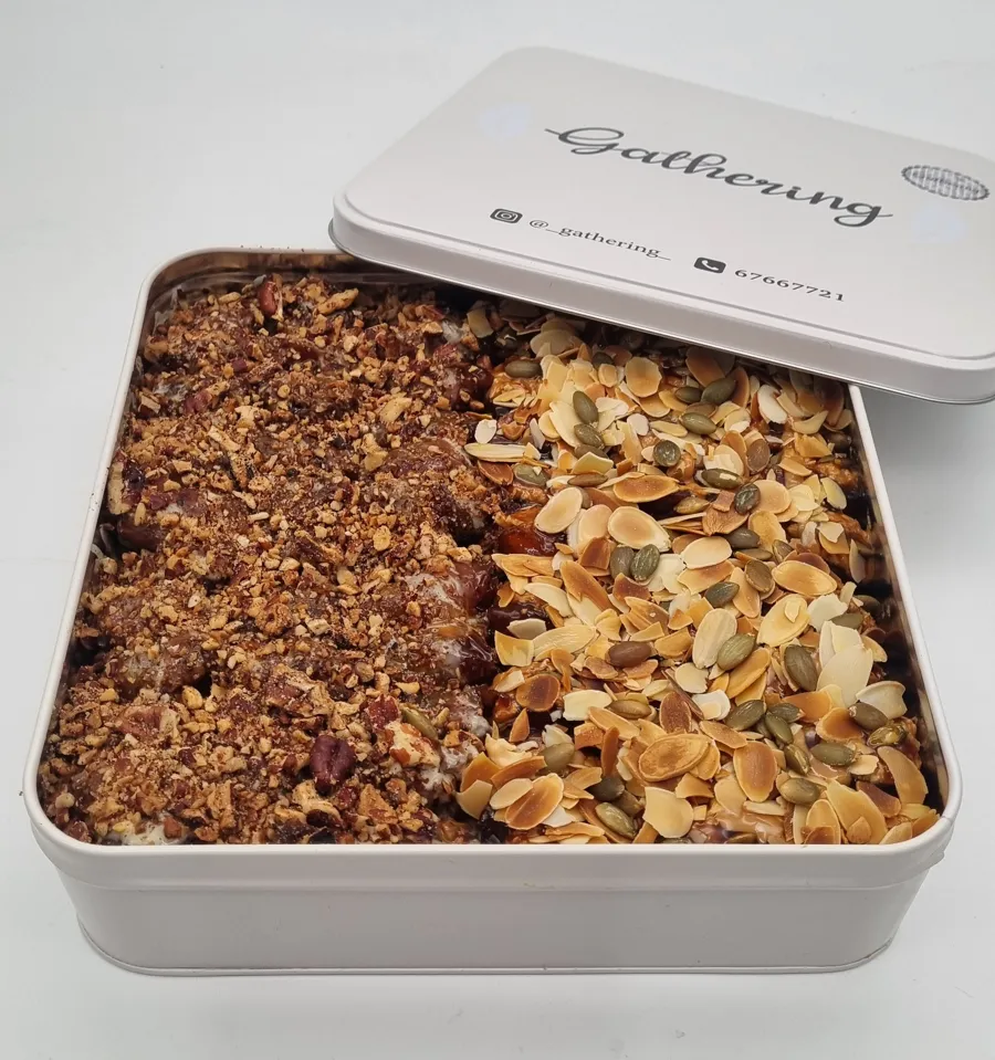 Mix of tamra almonds and pecans