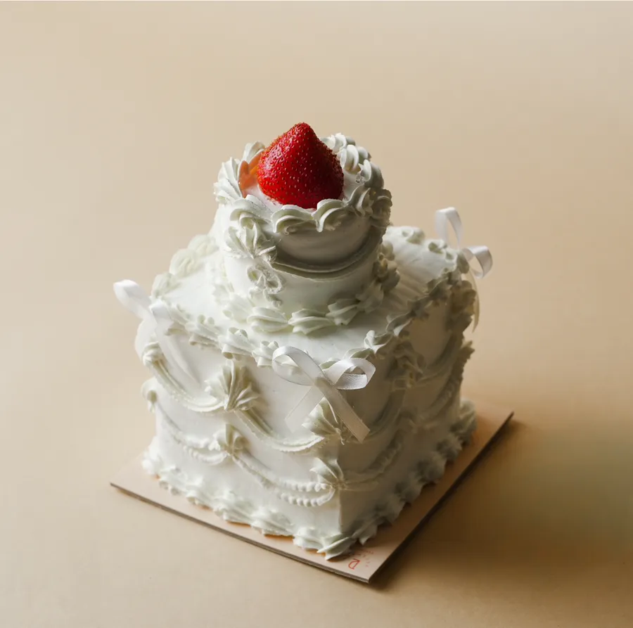 Mini white cream strawberry cake 4 inch