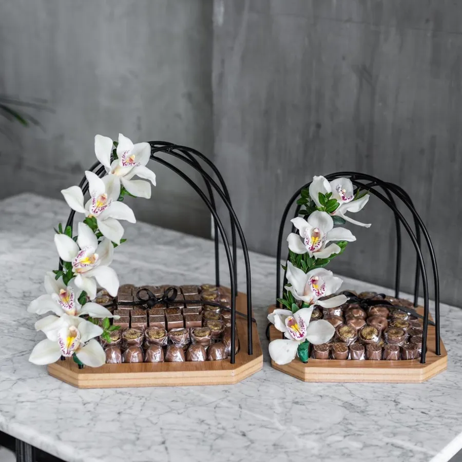 Wooden Stand Fresh flowers