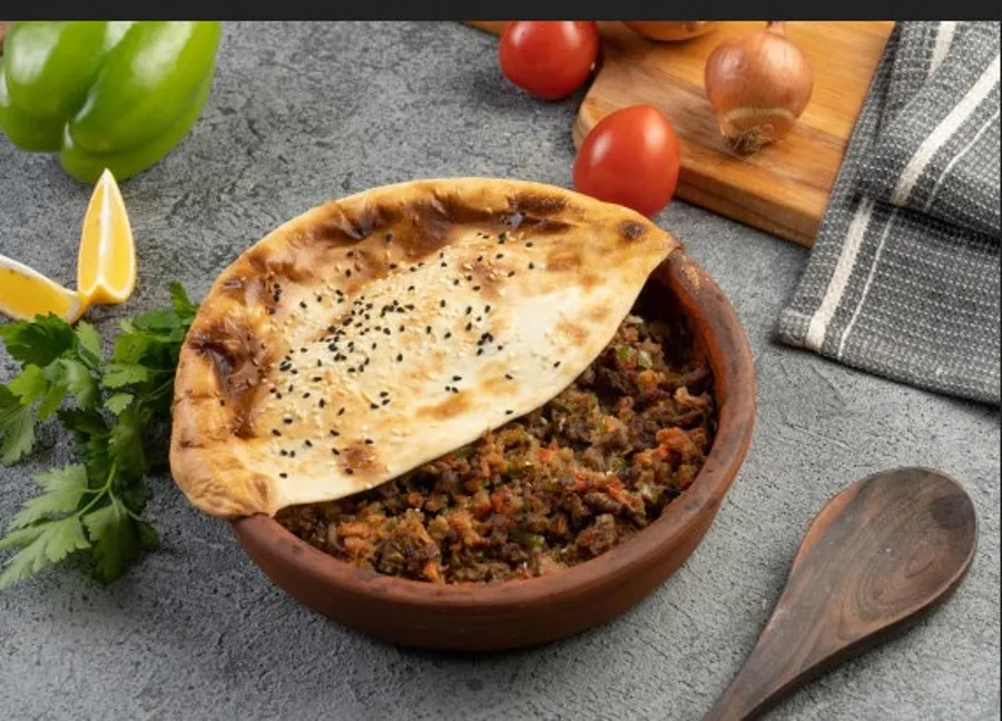 a meal Mogarmesha Bel Fokhar