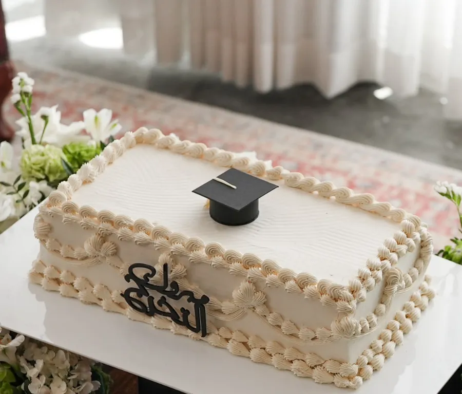 Graduation bird cake 20x40. Mix chocolate vanilla