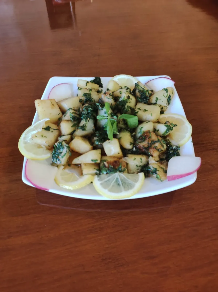 Potatoes with coriander and garlic