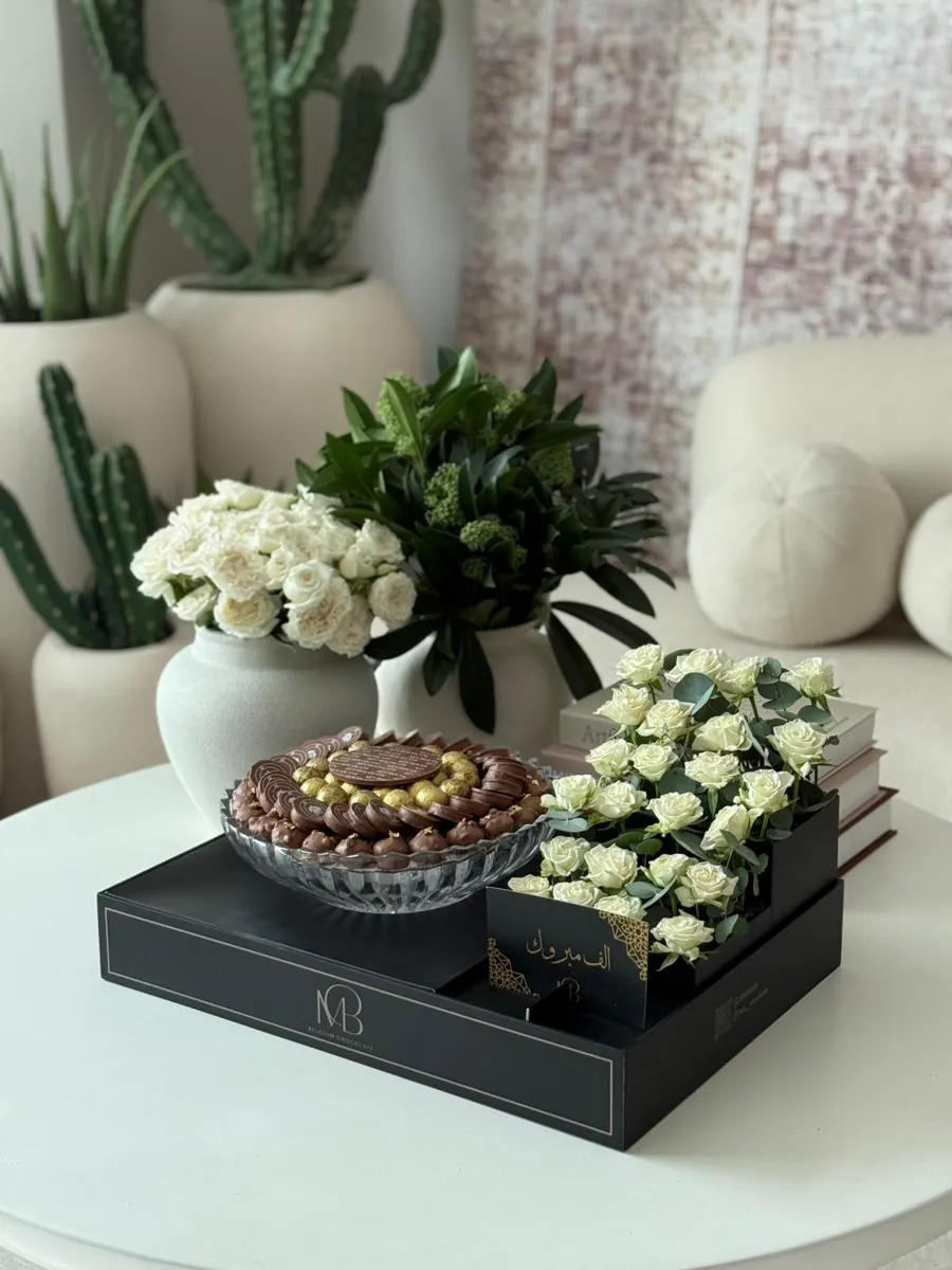 Chocolate tray with natural roses (B)