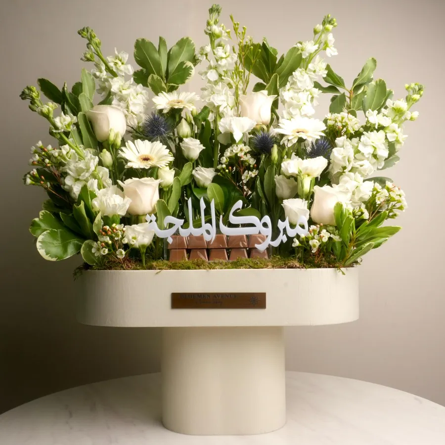 Wooden tray 60 cm high, width 40 with a combination of mix flowers and 40 pieces of joclate N 33