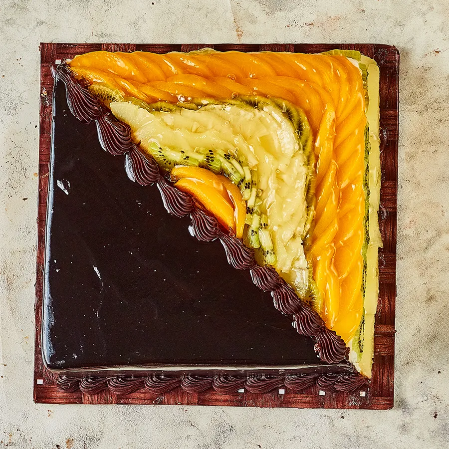 Half cream Half Chocolate cake 25cm×25cm