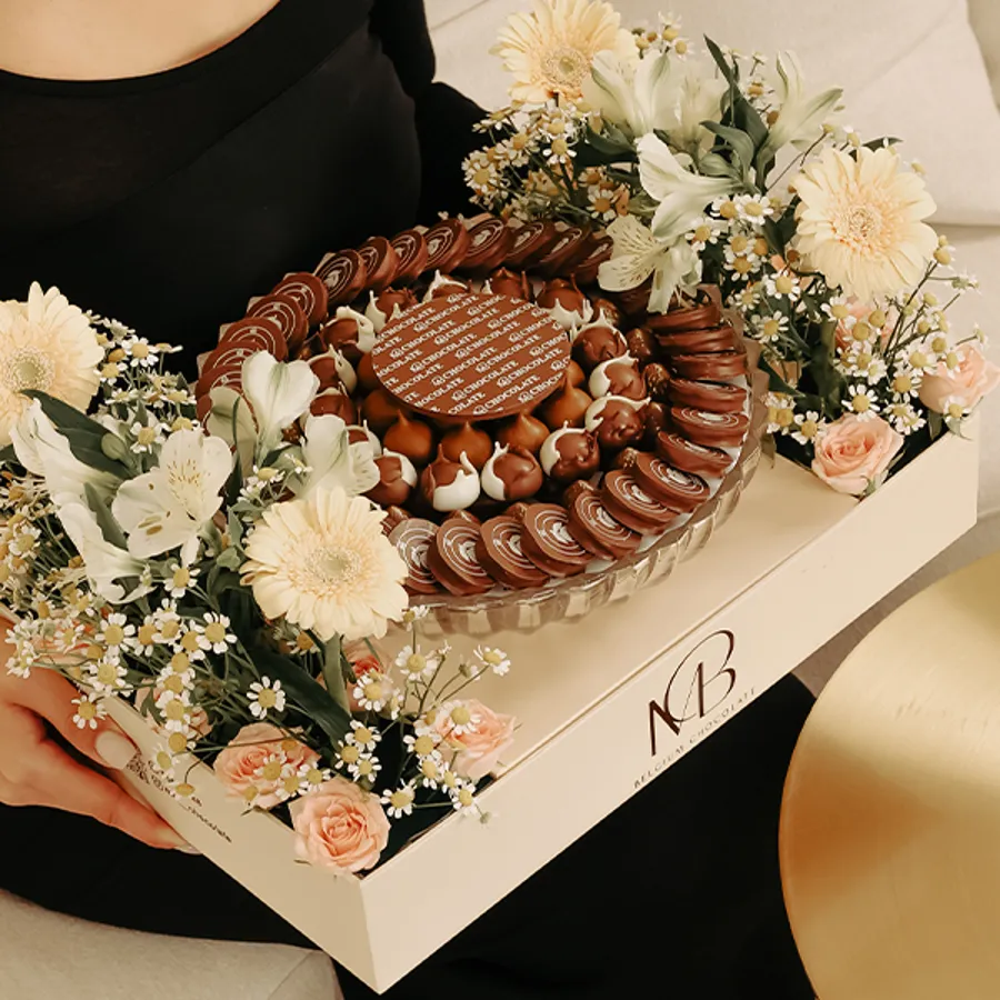 Chocolate stand with natural flowers E2