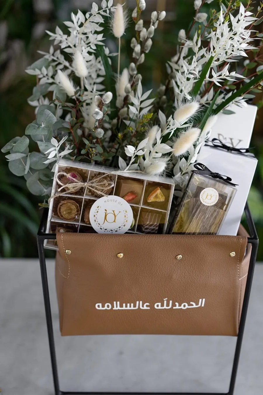 Brown Stand - White Dried flowers