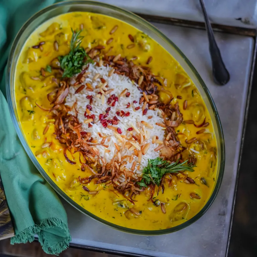 Saffron rice with creamy chicken