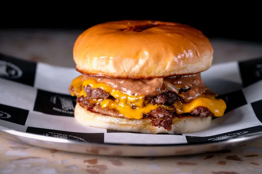 Black Garlic Burger بلاك قارلك بيرجر