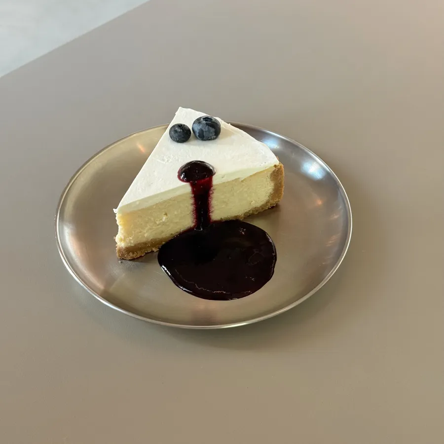 vanilla cheesecake with blueberry sauce