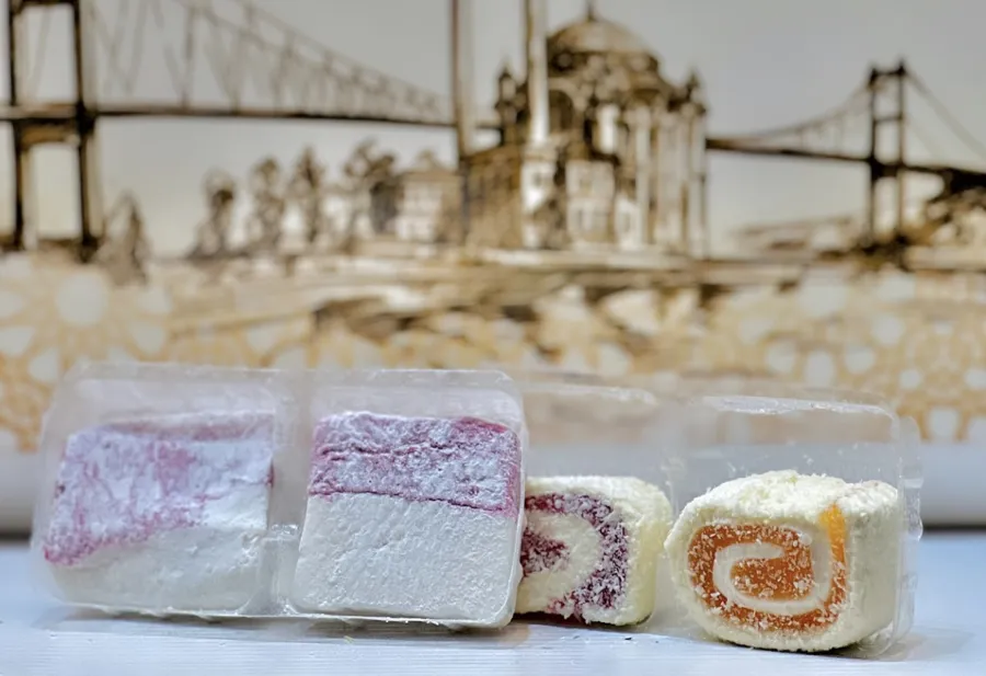 Swiss roll with fruits