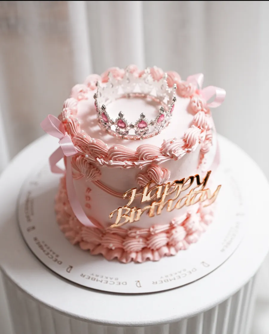 Queen pink birthday cake 6 inch mix chocolate vanilla