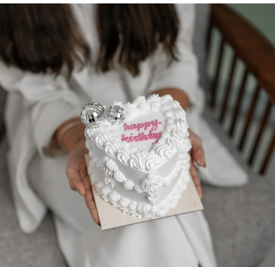 Small heart white cake 4inch mix chocolate vanilla