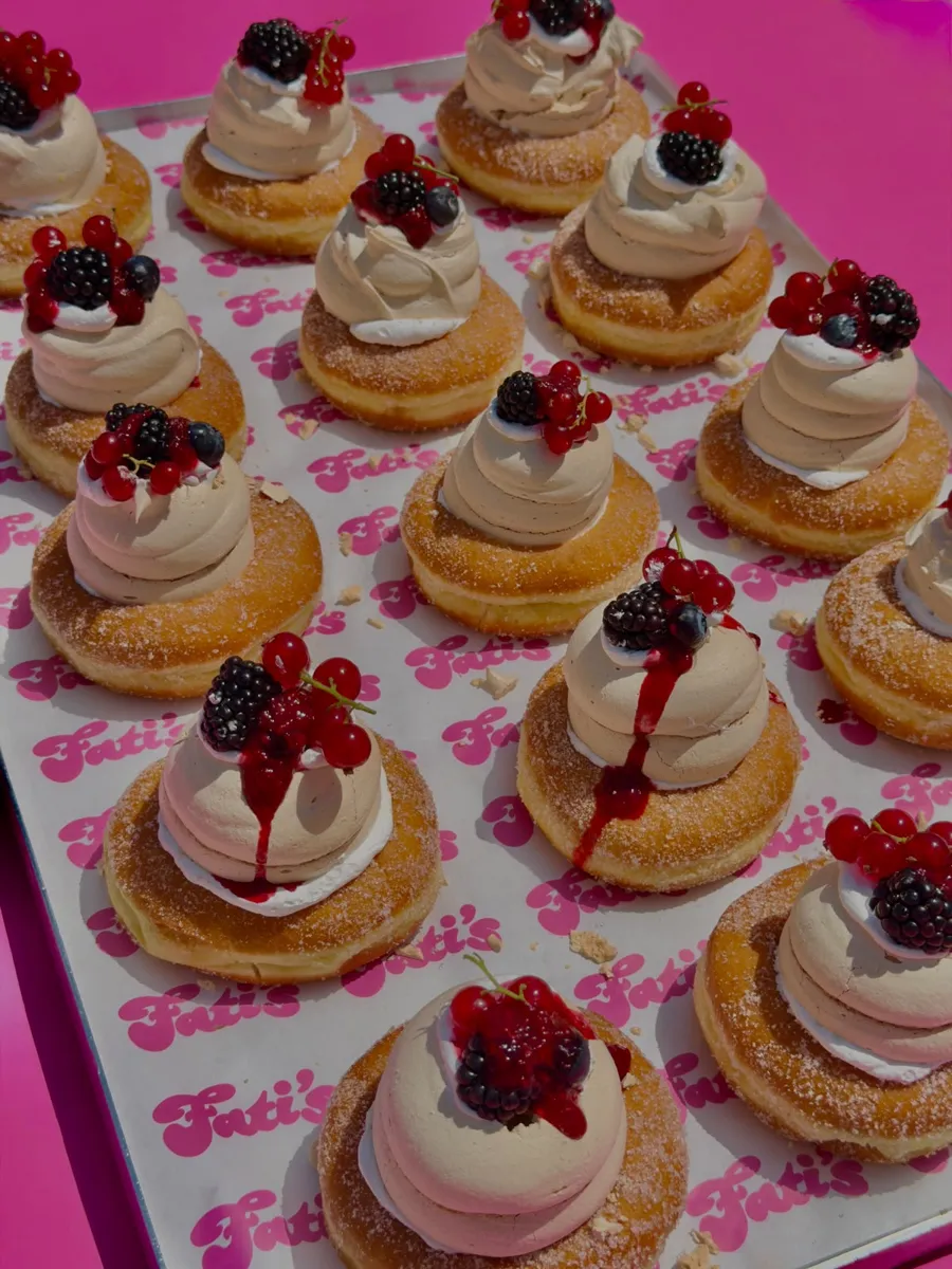 Ahla W Ahla : Pavlova Mixed Berry Donut