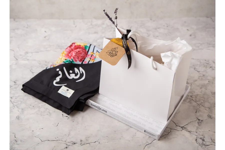 Perfume + table runner + tray