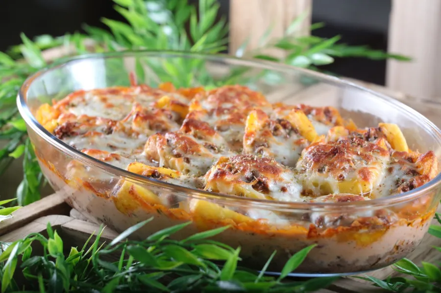 Stuffed potatoe with minced meat & pink sauce