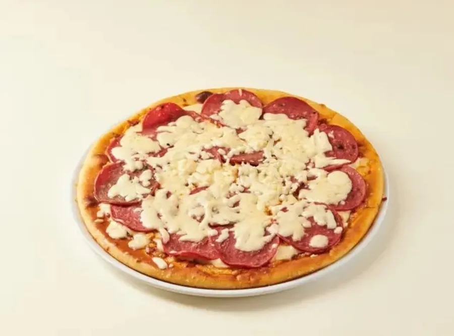 Salami pizza