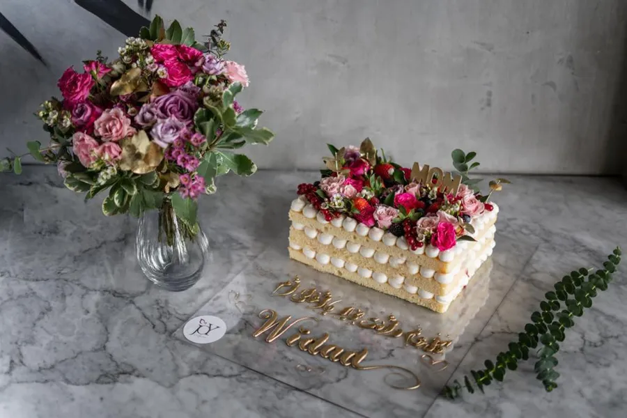 Victoria Garden Cake - Glass Vase Spring Flower