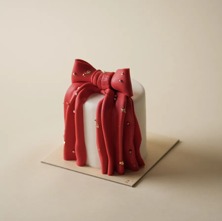 White cake red ribbon 🎀 4inch mix chocolate vanilla