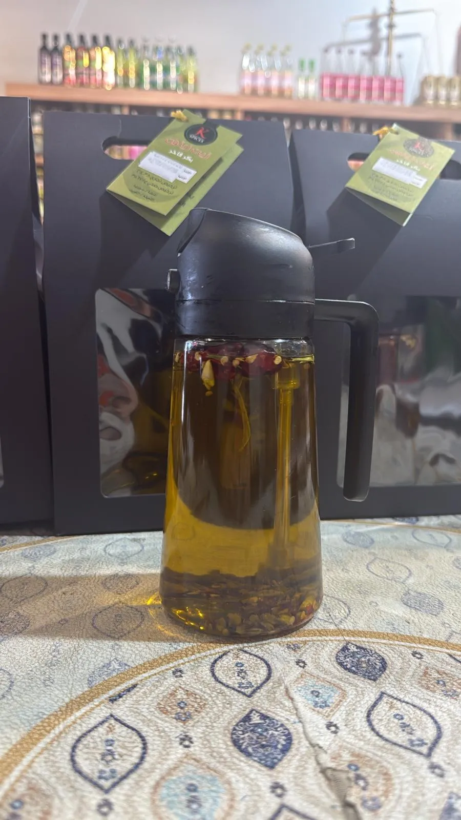 بخاخ زيت الزيتون الاصلي المعصور على البارد مع شرايح الثوم العضوي المجفف والروز ماري والفلفل