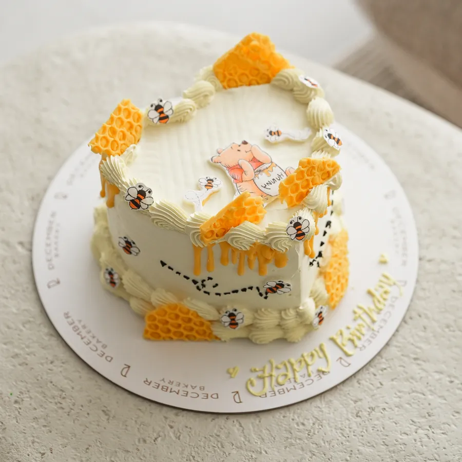 Honey pooh heart cake 6inch
