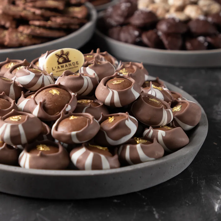 hazelnut volcano round plate