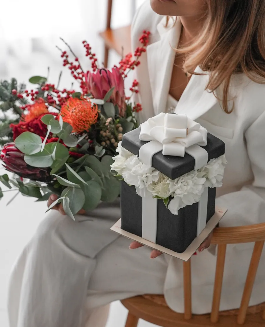 Box black cake - hand flower red