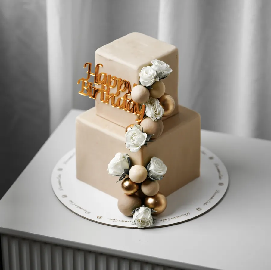 Square beige cake decorated with roses in two layers mix mix chocolate vanilla