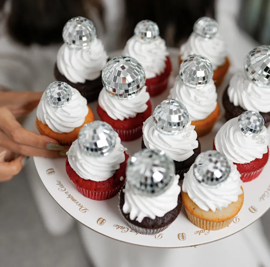 white cup cake Disco 12pic mix chocolate vanilla red velvet