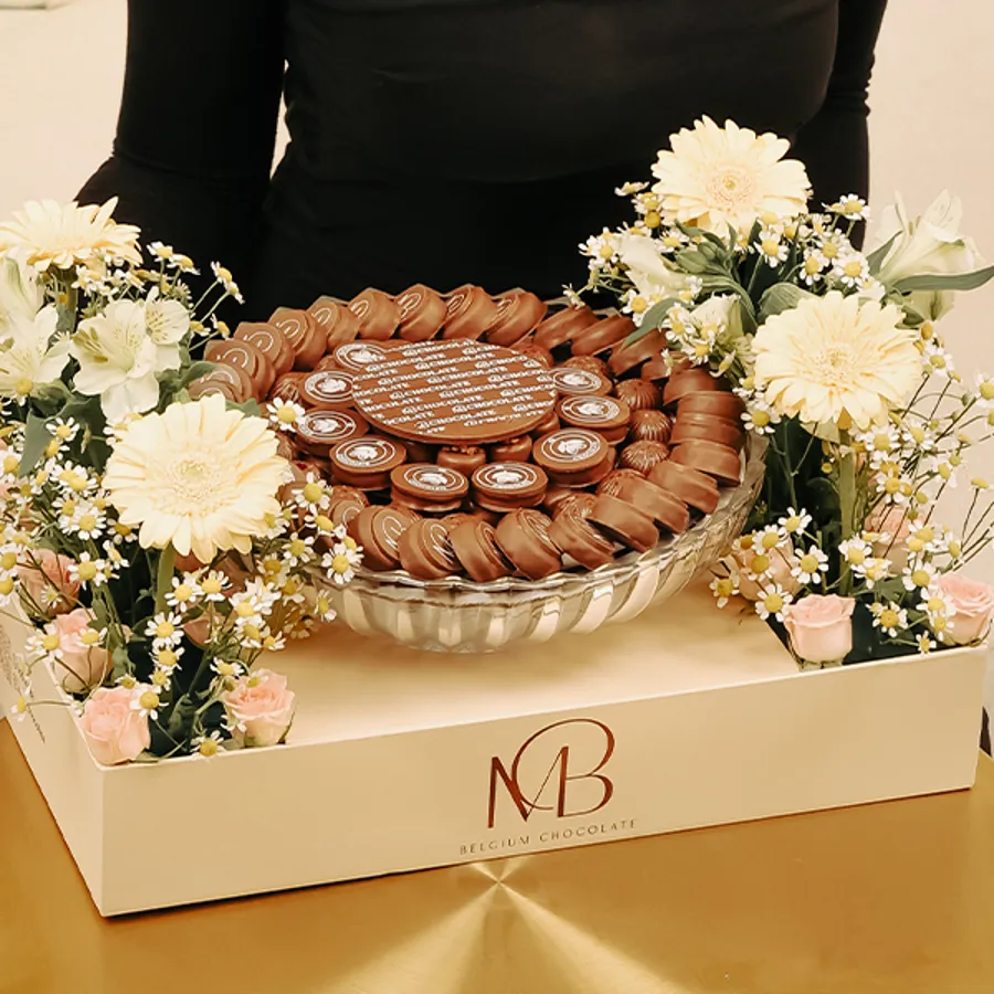 Chocolate stand with natural flowers E1